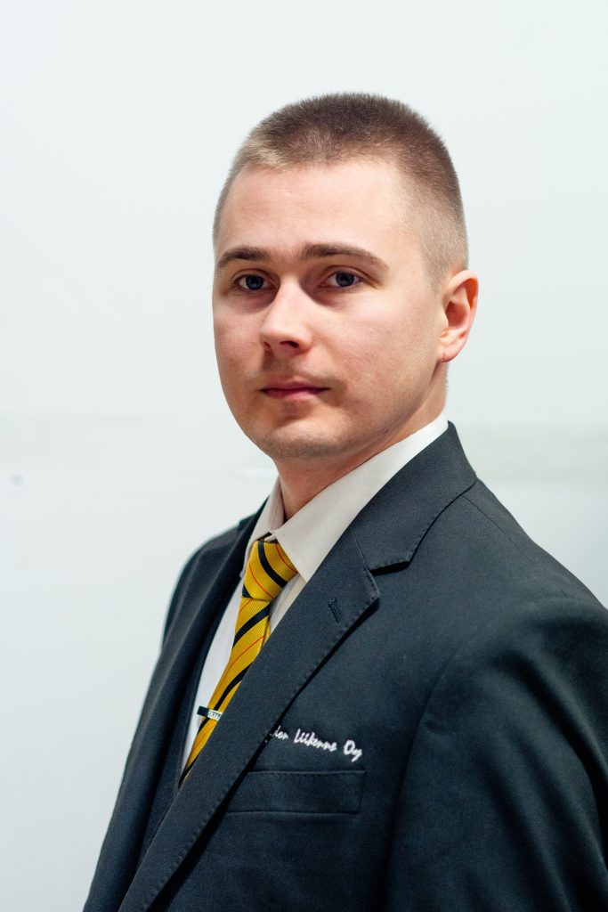 Kuvassa on ajojärjestelijä ja tilausajojen tarjouksista vastaava henkilö, Markus Tauru